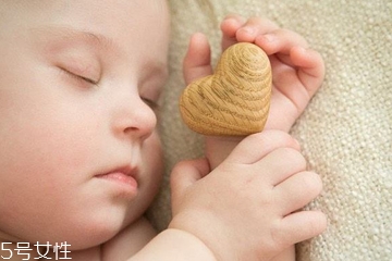 为什么睡觉起来皱纹特别深,怎样睡觉不容易长皱纹