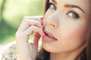 种睫毛画眼影怎么卸妆,接睫毛画眼线怎么卸妆