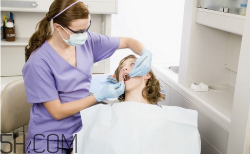 戴牙套可以洗牙吗,戴牙套可以洗牙齿吗