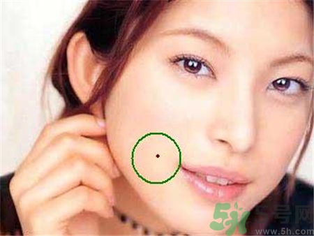 嘴唇上有痣可不可以点掉,嘴唇上的痣可以去掉吗 嘴唇上痣代表什么