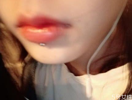 唇钉洞很臭怎么办,为什么唇钉臭臭的