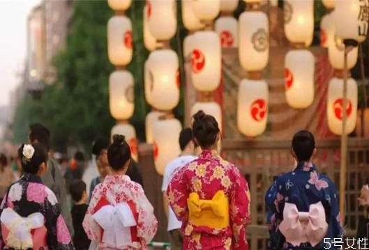 日本女生走路为什么内八字,日本女的走路为什么是内八