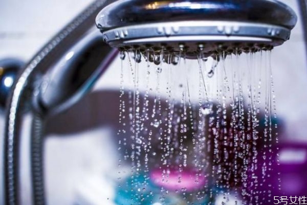 洗冷水澡能消耗多少热量,洗热水澡消耗热量吗 洗冷水澡能消耗多少热量,洗热水澡消耗热量吗