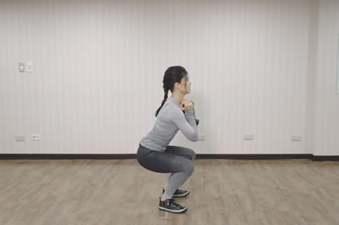 哑铃深蹲有必要做吗,深蹲能练翘臀吗?