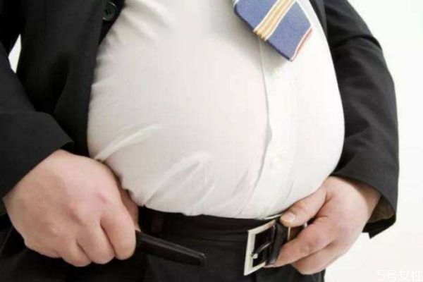 为什么肚子可以装下那么多啤酒,啤酒肚为什么叫啤酒肚