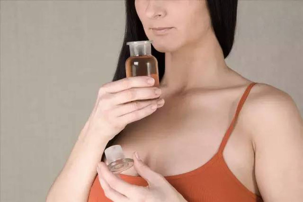 胸大小不对称怎么办,胸部不对称是什么情况