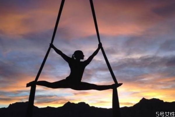 空中瑜伽的危害其实很大,空中瑜伽安全吗