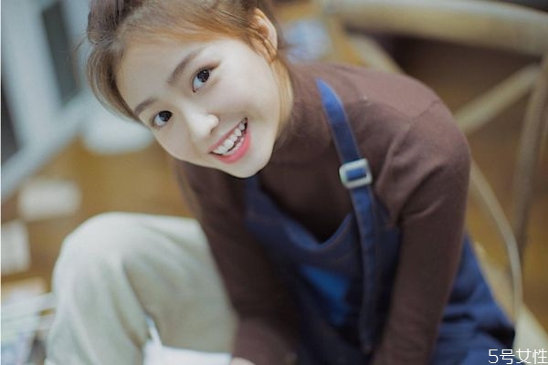 做什么动作可以瘦脸,瘦脸动作有哪些 做什么动作可以瘦脸,瘦脸动作有哪些