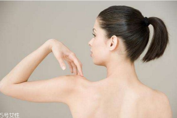 背部厚是什么经络不通,背部很厚是经络堵塞的原因吗