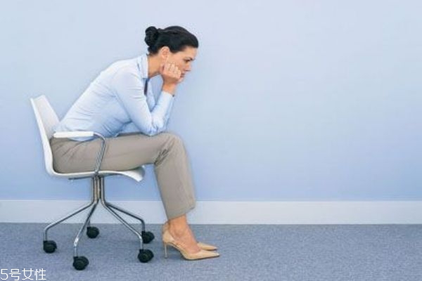 腰间盘突出久坐和久站哪个伤害大,久站和久坐哪个危害大