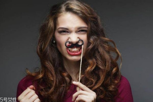 女生脸上的小胡子用什么可以消除,女生长小胡子了怎么办