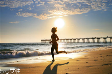 跑步和快走哪个减肥效果好,减肥跑步好还是快走好?