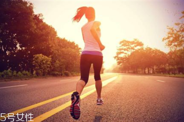 晨跑跟夜跑哪个减肥效果好,夜跑减肥还是晨跑减肥?