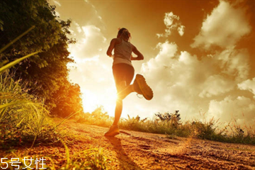 夜跑是饭前还是饭后好,夜跑是饭前还是饭后吃 夜跑是饭前还是饭后好,夜跑是饭前还是饭后吃