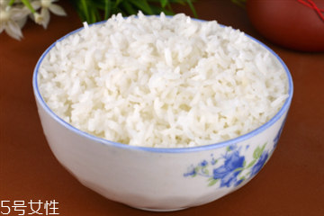 吃米饭和面条哪个更容易长胖,吃面食比吃米饭容易发胖吗 吃米饭和面条哪个更容易长胖,吃面食比吃米饭容易发胖吗