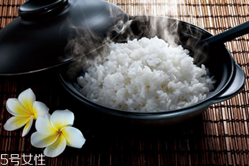 面包和米饭哪个热量高,面包和白米饭哪个热量高 面包和米饭哪个热量高,面包和白米饭哪个热量高