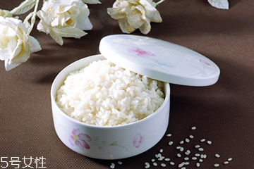 少吃米饭能减肥吗,只吃白米饭可以减肥吗