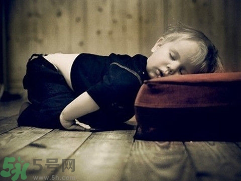 脸变大的原因,脸一面大一面小的原因