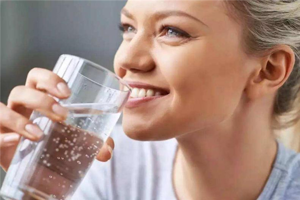 早上起床喝盐水有什么好处,晨起喝淡盐水的好处