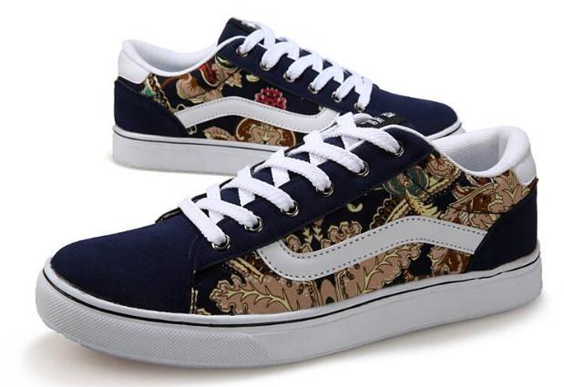 板鞋是买大还是买小,板鞋买大点好还是小一点好