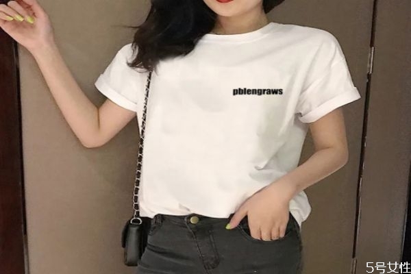 黑皮肤的人适合穿什么颜色的衣服,皮肤比较黑适合穿什么颜色衣服