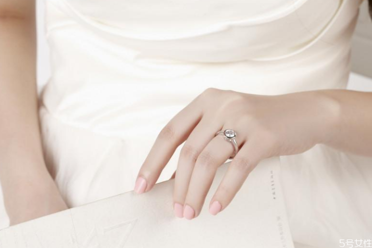 dr钻戒女生可以买给女生吗,dr钻戒女生可以买吗 dr钻戒女生可以买给女生吗,dr钻戒女生可以买吗