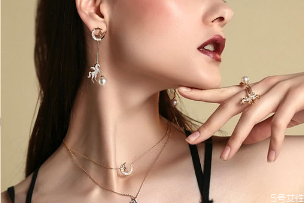 锁骨链是什么意思,锁骨链后面的扣叫什么