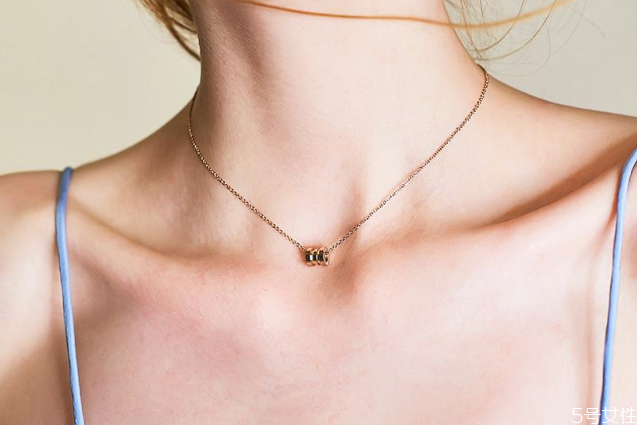 冬天戴锁骨链适合吗,锁骨链冬天不适合戴吗