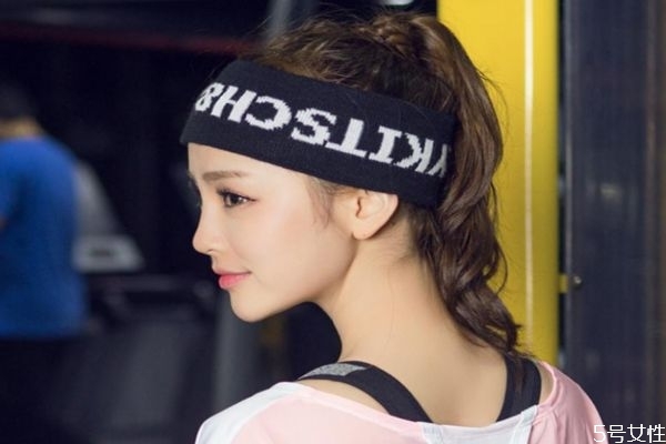 运动发带怎么绑,运动发带怎么绑手上