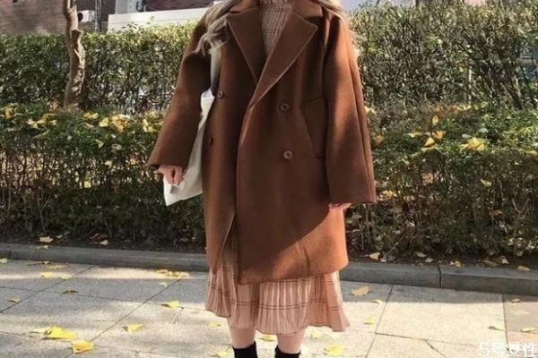 大衣配裙子穿好看吗,配大衣穿的裙子