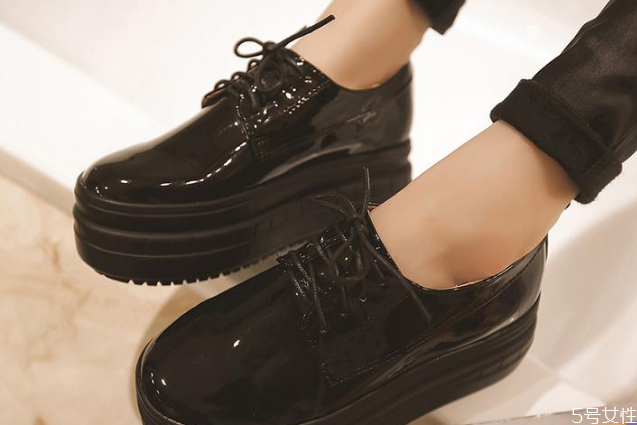厚底鞋配什么裤子好看,穿厚底鞋好还是薄底鞋好
