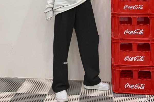 卫裤上油怎么洗掉啊,卫衣上弄上油了怎么能去除