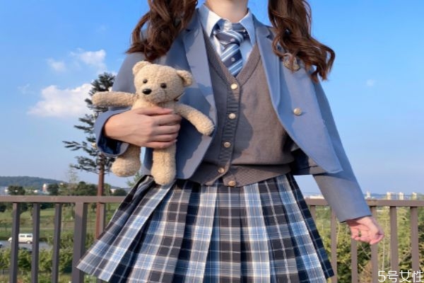 jk格裙怎么穿步骤,jk格裙搭配什么上衣