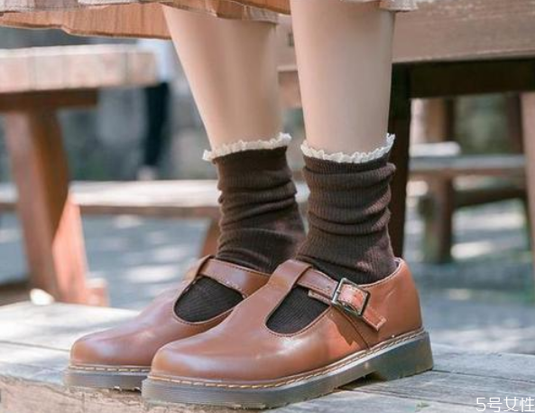 小皮鞋搭配什么袜子,穿小皮鞋穿什么袜子