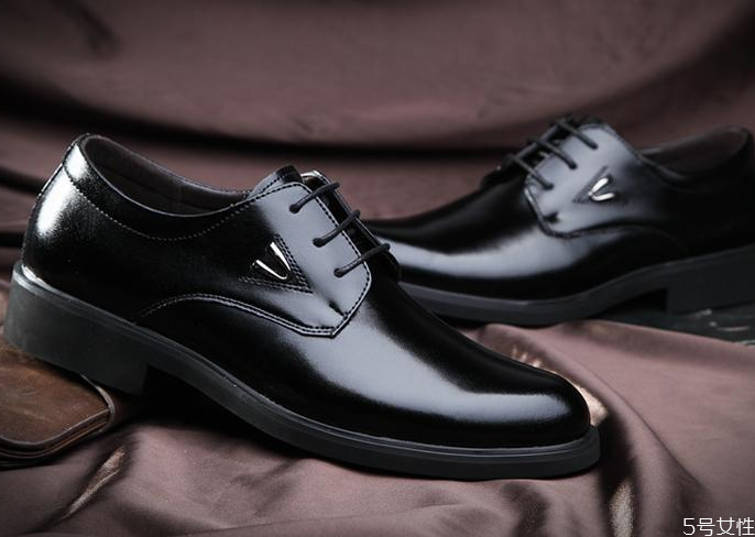 女士西装配什么鞋子好,男士西装配什么鞋子好看