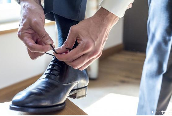 穿西装皮鞋为什么不能穿白袜子,西装能穿白色袜子吗