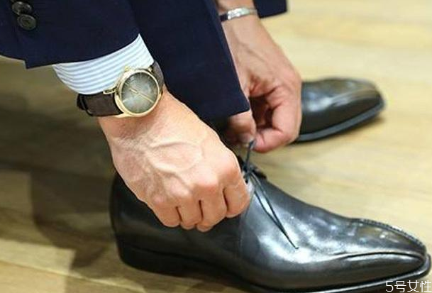 皮鞋穿长袜还是短袜好?,穿皮鞋要穿长袜还是短袜
