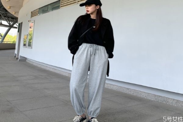 卫裤买大点还是小点的卫裤是梭织好还是纯棉的好,卫裤要买大一点吗