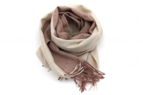 羊毛围巾是不是都有点扎脖子,纯羊毛围巾会扎脖子吗