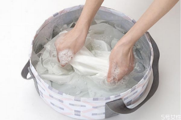 用牙膏洗了衣服有白色印怎么办,牙膏弄到衣服上清洗过有白斑