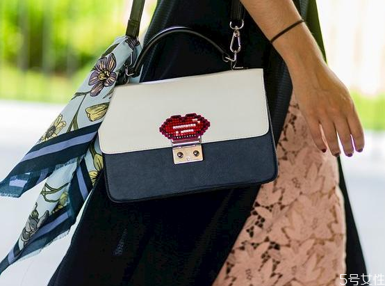 丝巾怎么缠包包,丝巾怎么缠包包图片