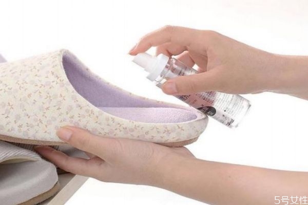 鞋内臭味熏人用什么方法除臭,鞋子内部很臭用什么清洗