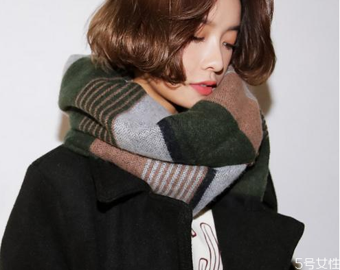 怎样系围巾好看,围巾蝴蝶结的系法