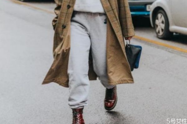 运动裤和马丁靴搭配吗,休闲运动裤配马丁靴好看吗 运动裤和马丁靴搭配吗,休闲运动裤配马丁靴好看吗