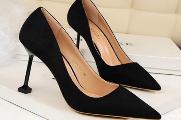 绒面的鞋子下雨穿了咋办,绒面鞋被雨水泡了怎么办