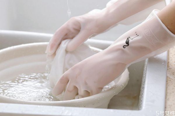 衣服上柴油怎么洗掉,衣服的柴油怎么才能洗干净