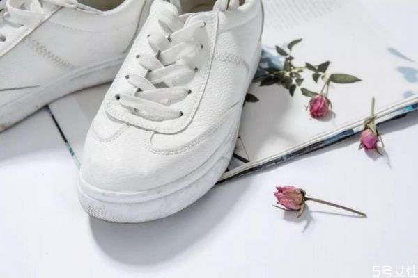 柴油滴到鞋上怎么处理,鞋子沾到柴油怎么去除