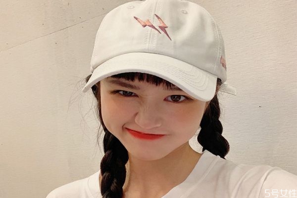 白色棒球帽搭配什么衣服女,白色棒球帽搭配什么衣服好看