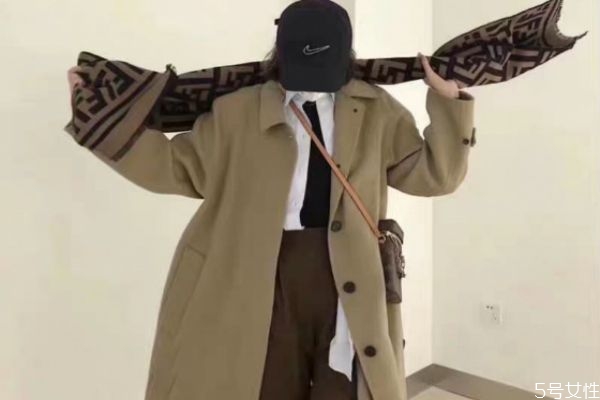 黑色棒球帽配什么衣服好看,黑色棒球服内搭什么颜色连帽卫衣