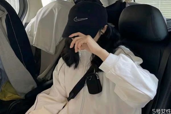 棒球帽配什么衣服好看,棒球服搭配什么帽子好看